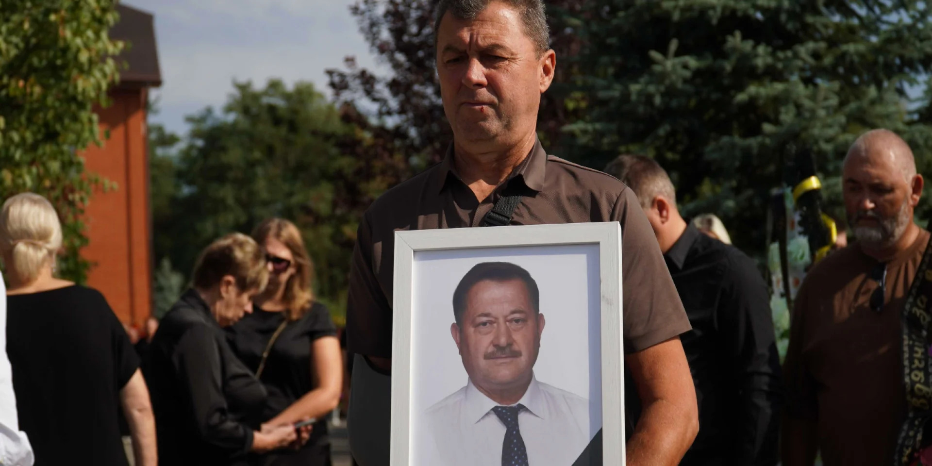 "Приїхав, щоб бути поруч із людьми": у Дмитрівці попрощалися із загиблим головою громади