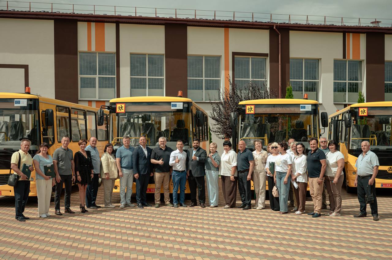 Ще шість громад Київщини отримали нові шкільні автобуси (ФОТО)