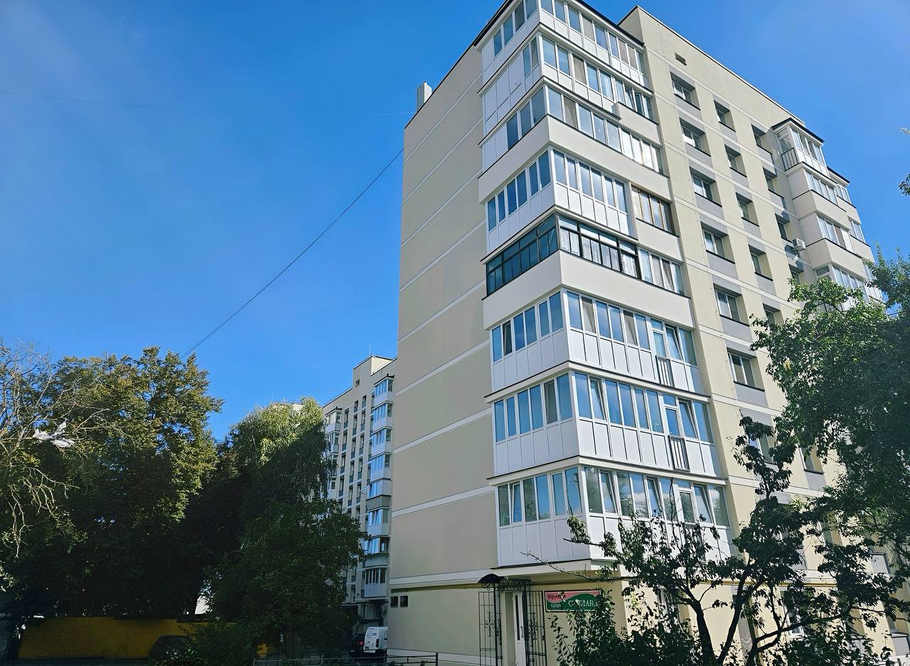 У Бучі на вулиці Яблунській відновлюють будинок (ФОТО)