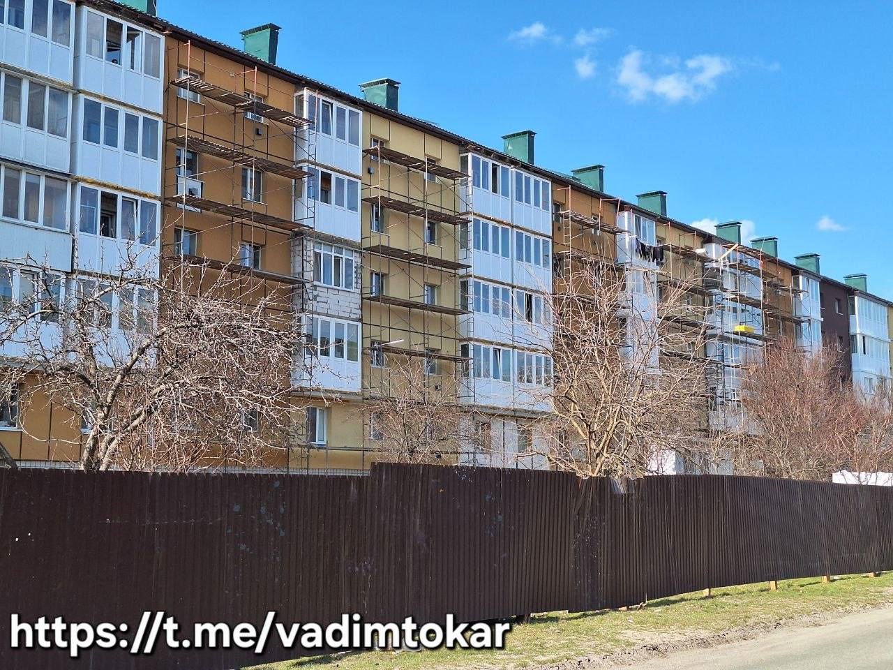 У Макарові триває відновлення багатоповерхівки по вулиці Проектній
