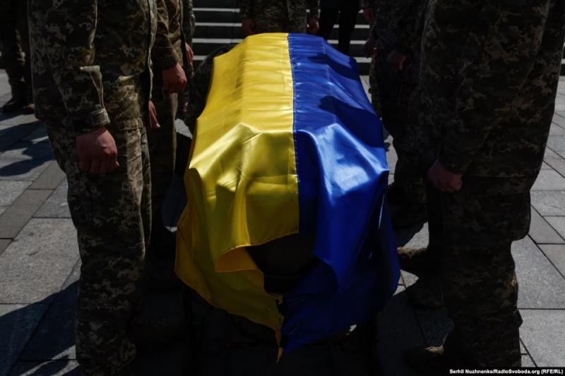 Буча прощається з двома захисниками