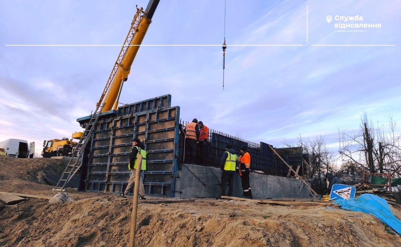 На Київщині відновлюють ключовий міст на дорозі Іванків — М-07