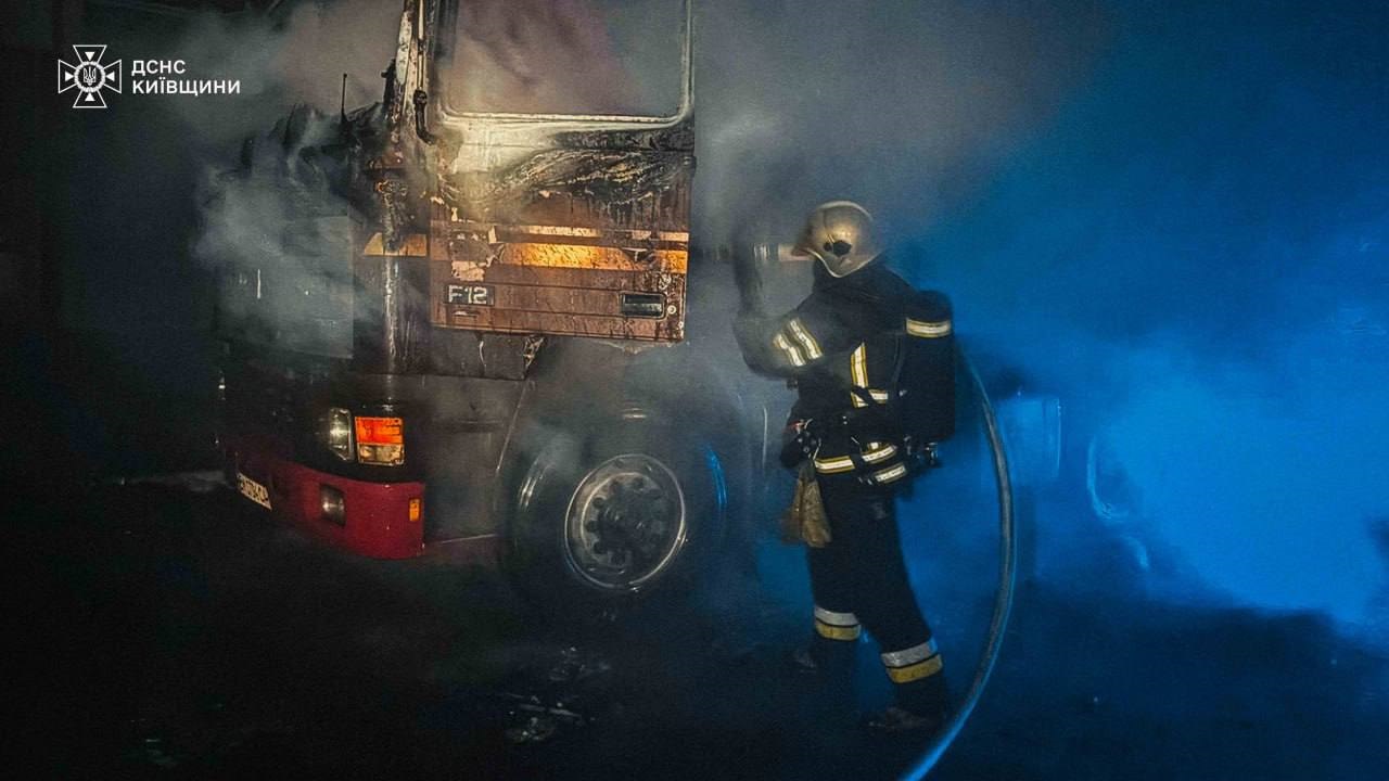 Рятувальники Київщини ліквідували пожежу вантажівки в Ірпені