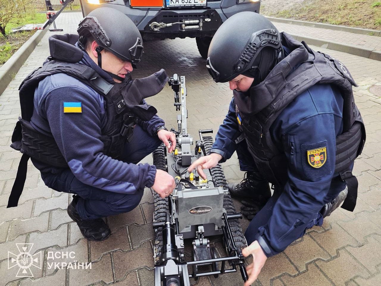У Вишгороді піротехніки ДСНС провели унікальну операцію з розмінування даху багатоповерхівки