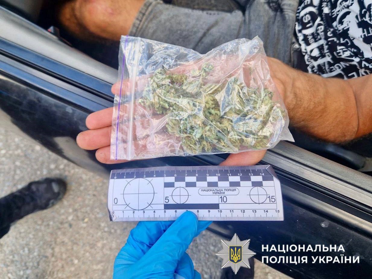 Зберігав та збував наркотики: поліцейські Київщини повідомили про підозру мешканця Броварщини
Підозрюваному загрожує до 10 років позбавлення волі