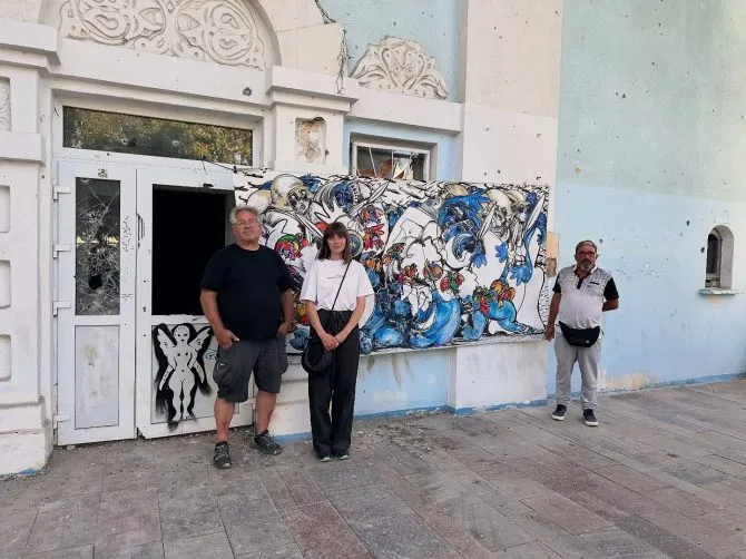 Фото з Ірпеня покажуть на виставці у Франції
Митець П’єр Берже відвідав Ірпінь та сфотографував свої картини біля зруйнованих війною об’єктів. Св...