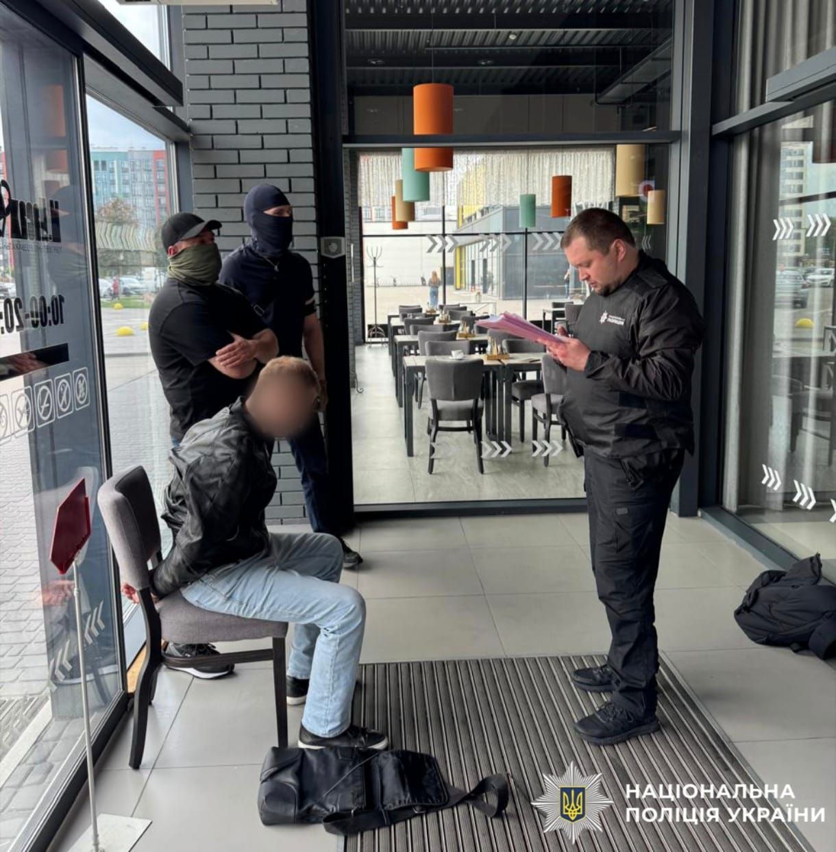 За 8 тисяч доларів обіцяли бронювання і виїзд за кордон: на Київщині викрили посадовця
