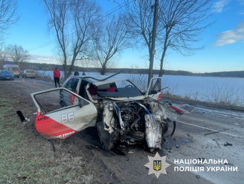На Фастівщині водій Volkswagen зіткнувся зі деревом