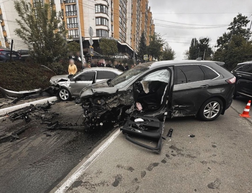 На Бучанщині сталася ДТП за участі трьох авто: двоє постраждалих