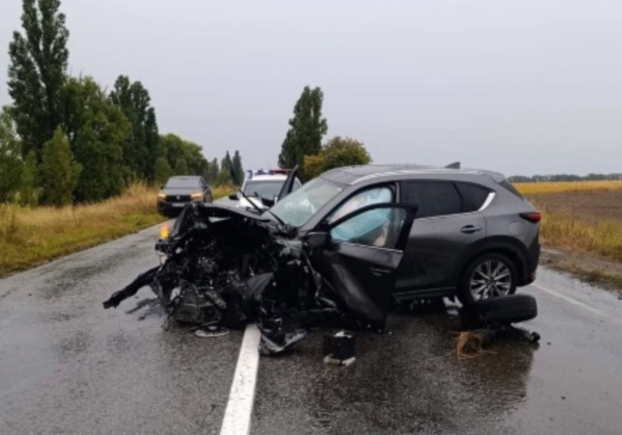 На Бориспільщині зіткнулися Mazda та Honda: двох водіїв госпіталізували