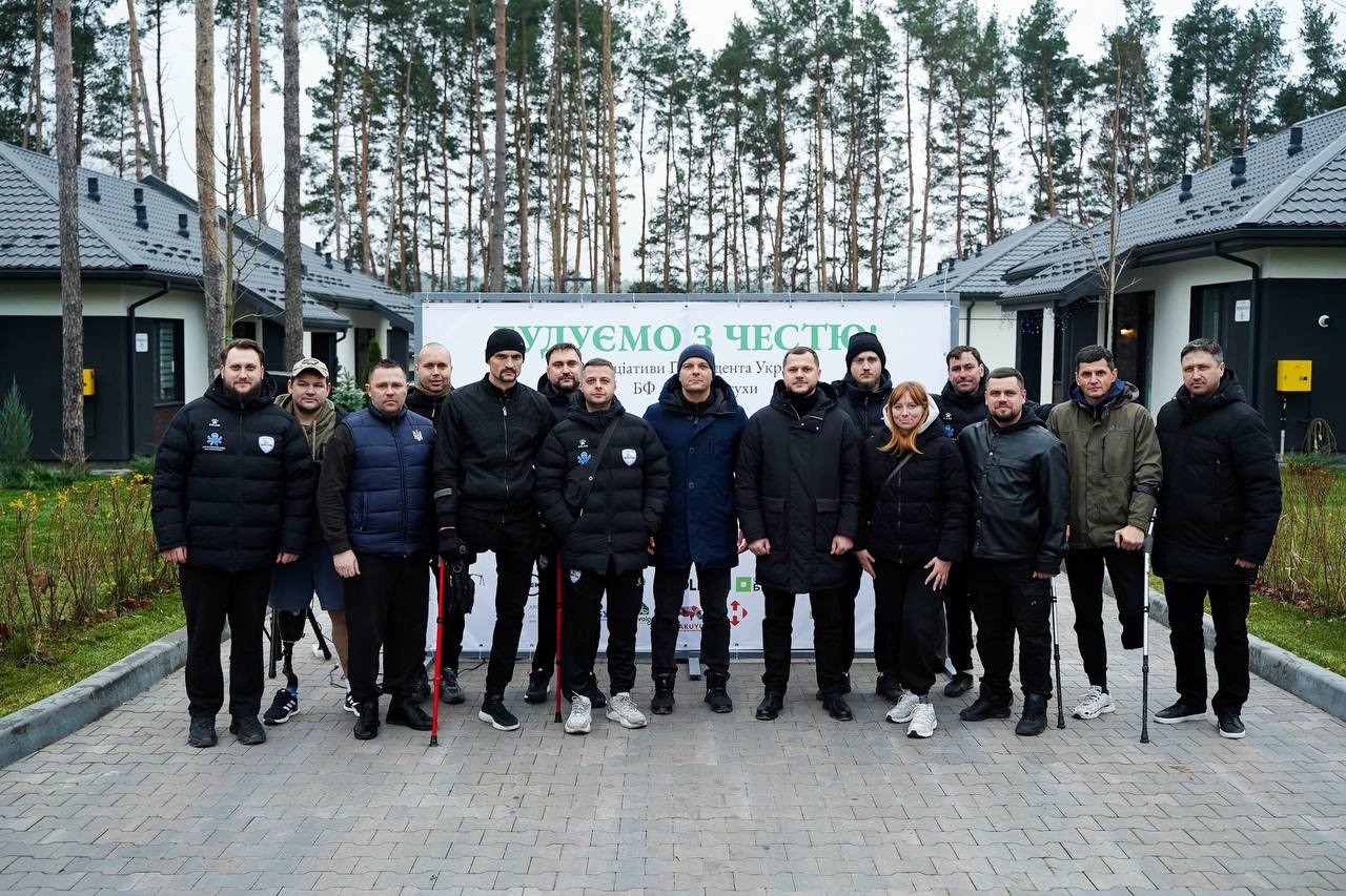 На Київщині ветерани спецпідрозділу «Омега» отримали ключі від трьох нових будинків у містечку «Квіт Калини»