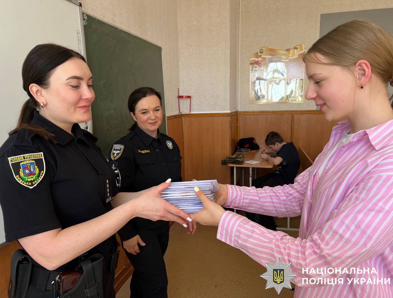 Поліцейські Київщини спільно з капеланами об’єднали дітей заради підтримки захисників