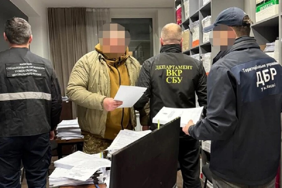 На Київщині командиру оголосили підозру за побори з військових за «відпустки»