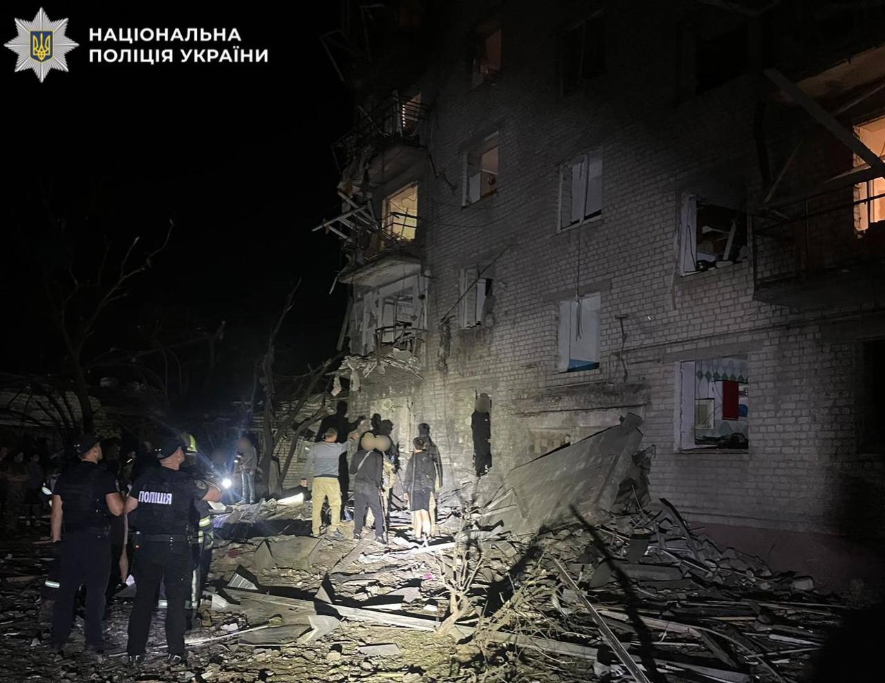 Вже четверо загиблих і 14 травмованих: поліція показала наслідки атаки на Київщину
