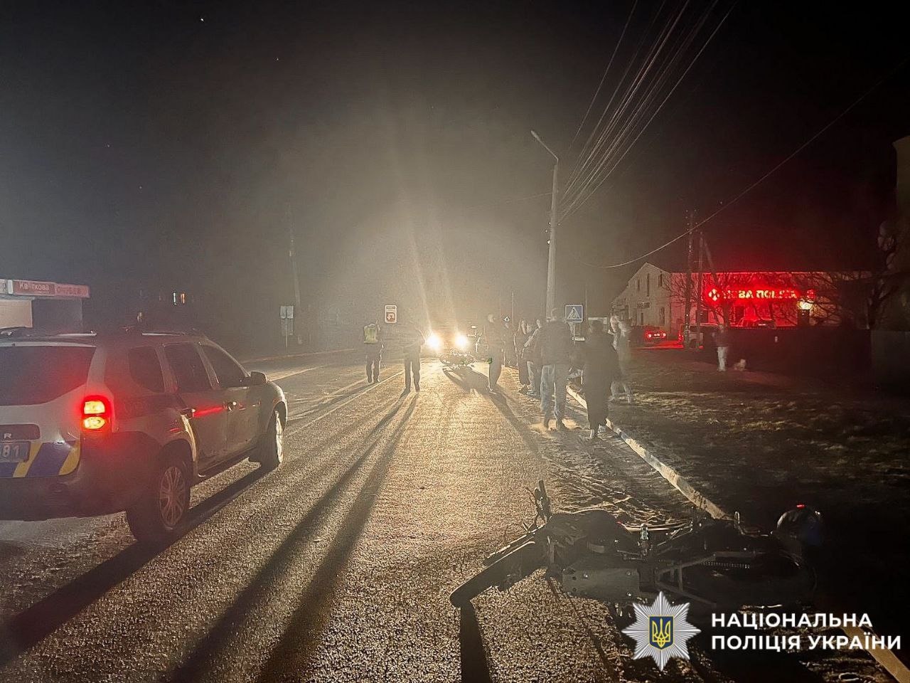 У Макарові сталася аварія: водій мотоцикла збив чоловіка на пішохідному переході та зіткнувся з іншим двоколісним