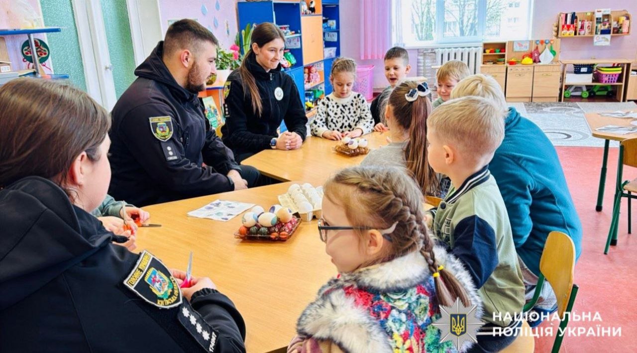 Великодні традиції: поліцейські Київщини втілили українські звичаї з дітьми
