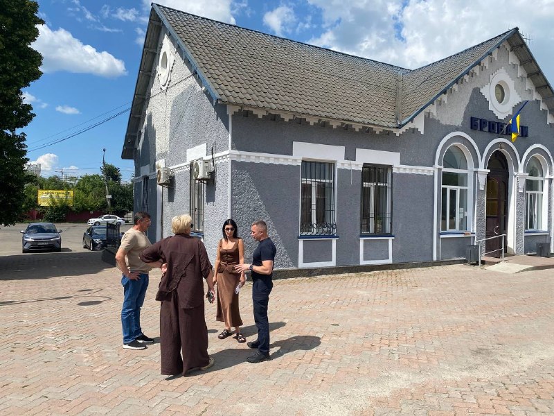 Автостоянка, вбиральня та безбар'єрний доступ: у Броварах обговорили ремонт залізничного вокзалу