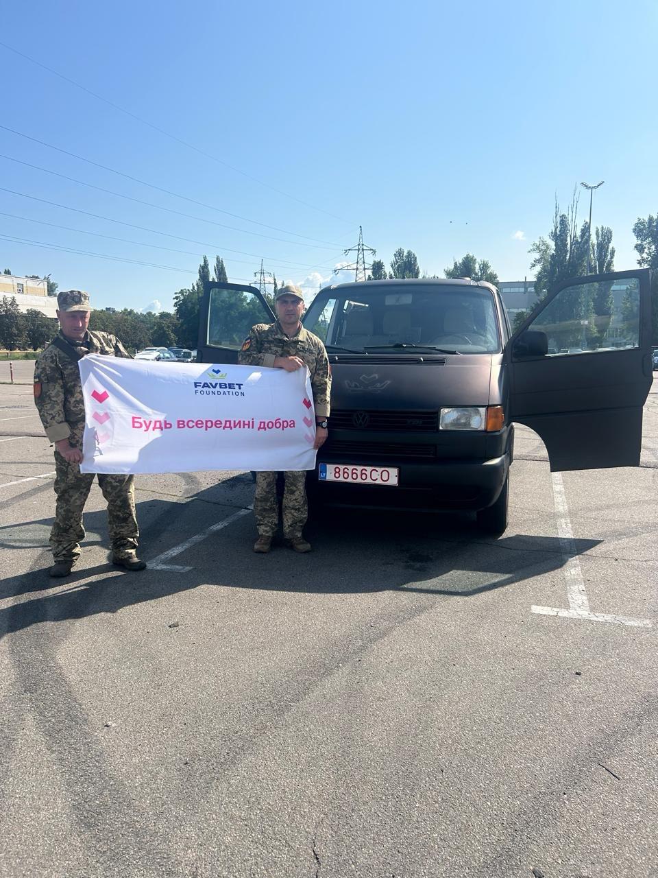 Допомога військовим не зупиняється: 55-та артилерійська бригада отримала автомобіль від Favbet