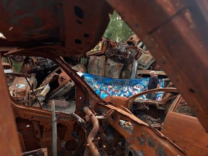 Фото з Ірпеня покажуть на виставці у Франції
Митець П’єр Берже відвідав Ірпінь та сфотографував свої картини біля зруйнованих війною об’єктів. Св...