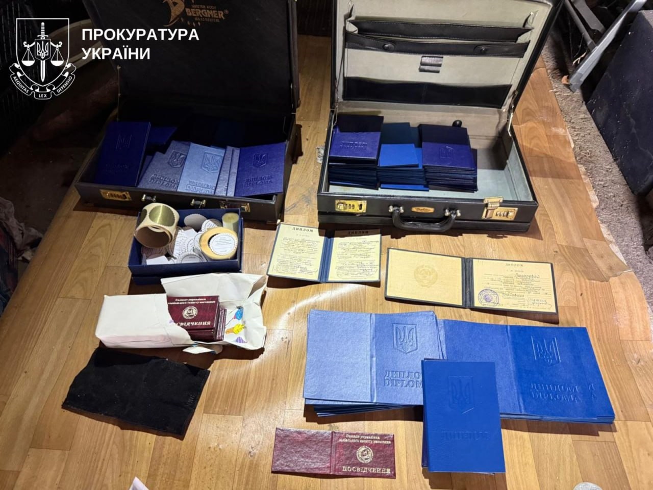 На Київщині викрили масштабну мережу з виготовлення підроблених документів (ФОТО)
