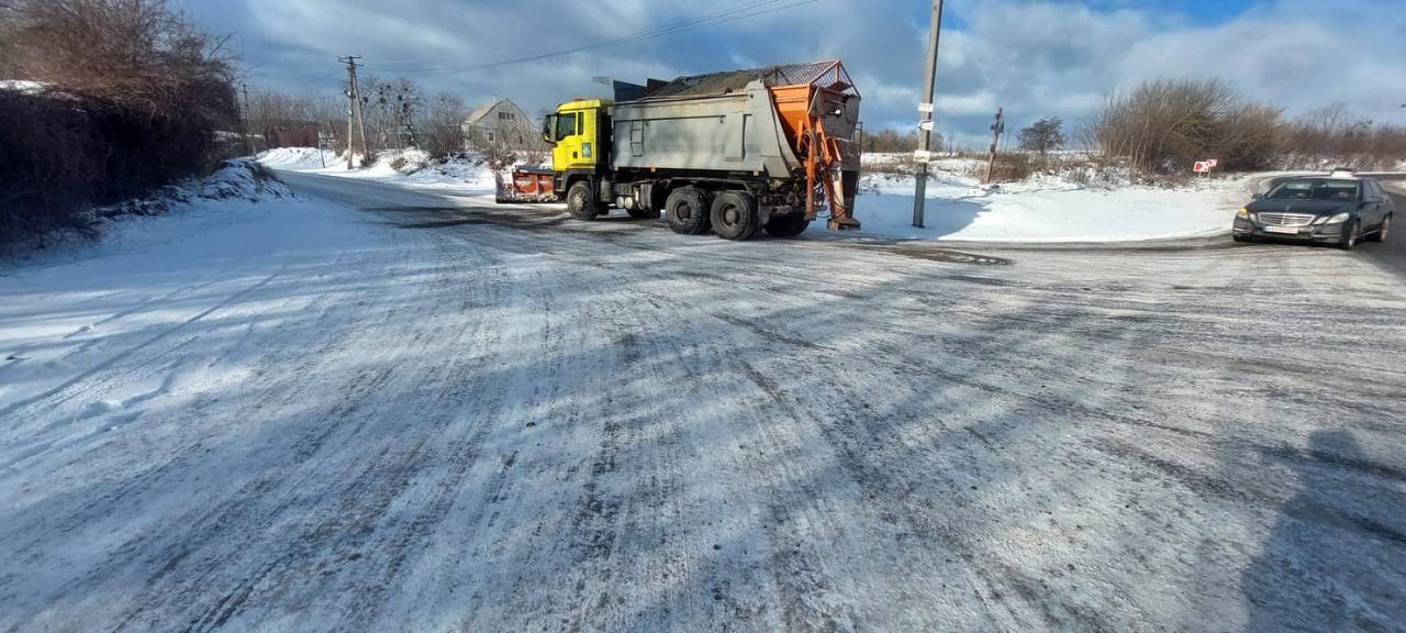 222 одиниці техніки працюють на дорогах області у зимових умовах