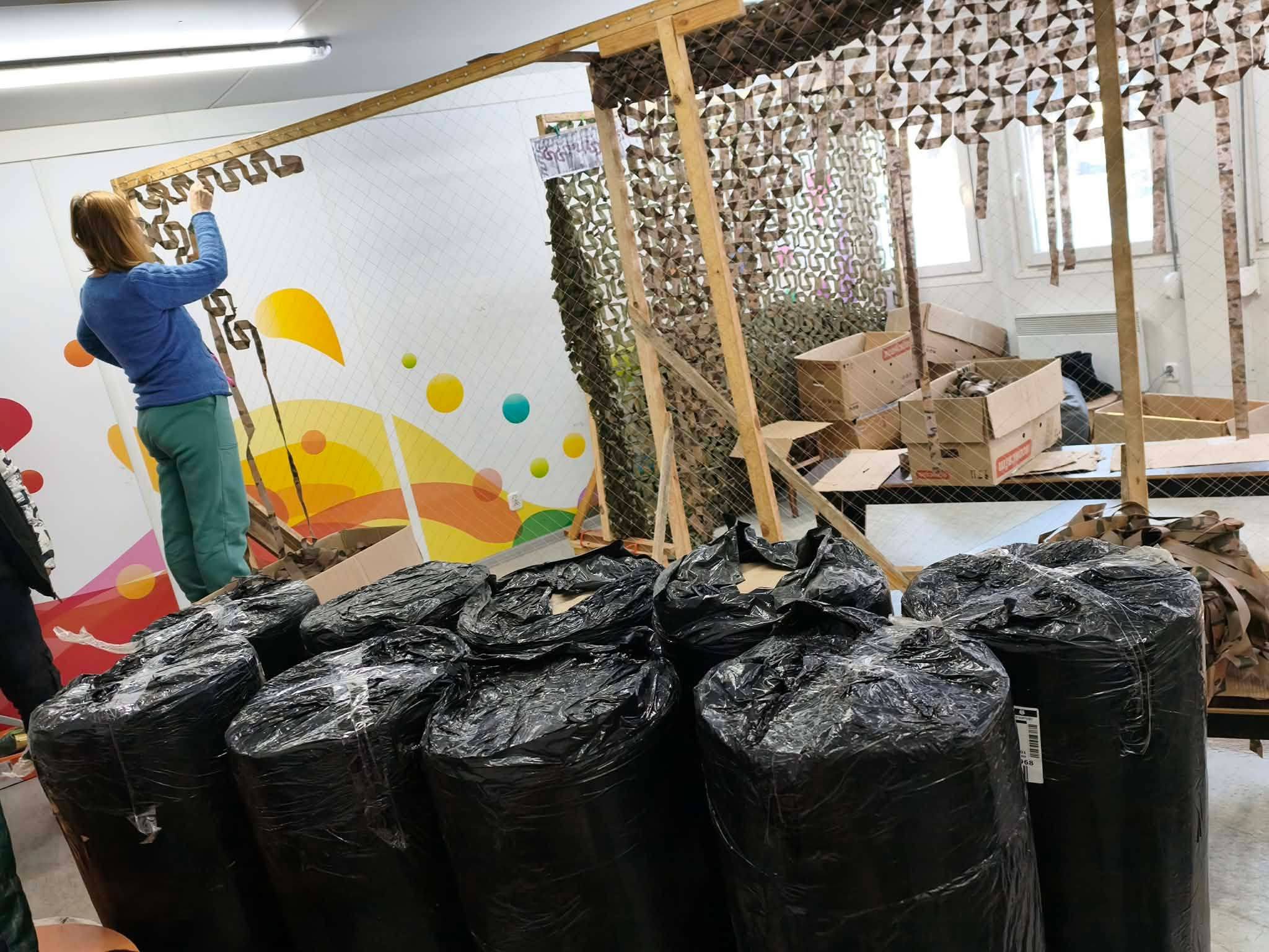 В Ірпені подовжили волонтерську ініціативу з виготовлення маскувальних сіток (ФОТО)