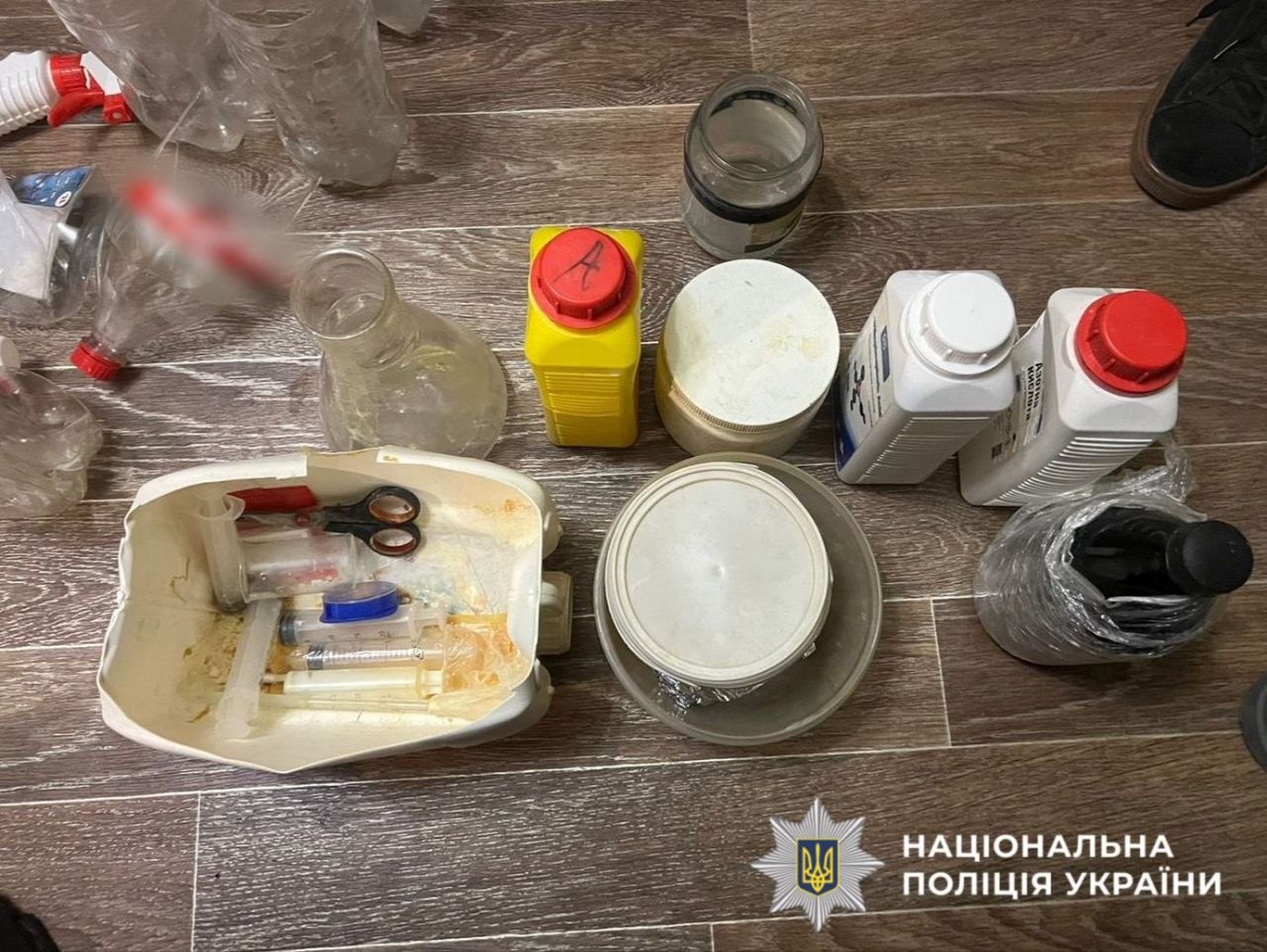 Виготовляв та збував амфетамін: поліція Київщини повідомила про підозру зловмиснику