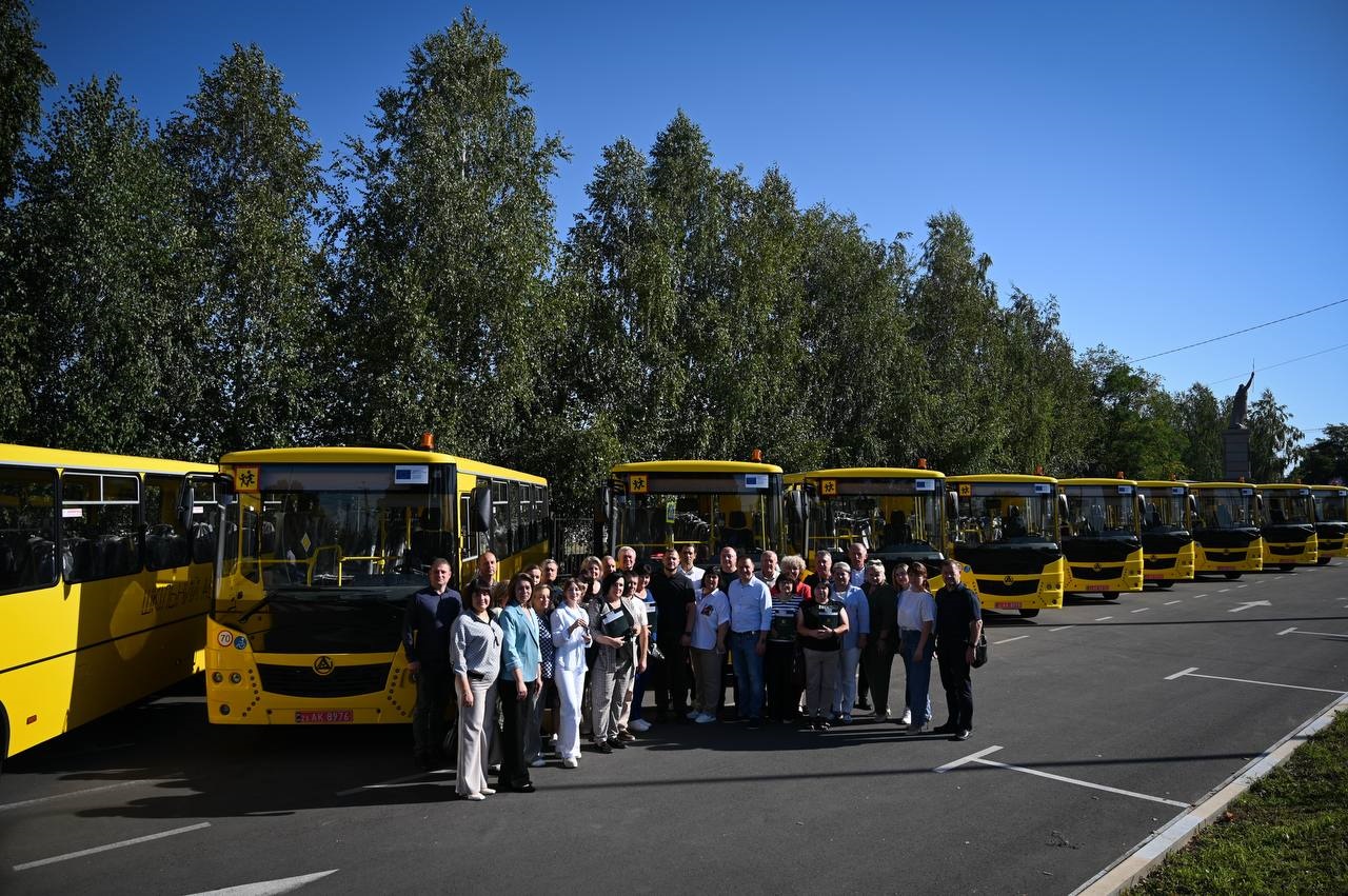 На Київщині десять громад отримали нові сучасні шкільні автобуси