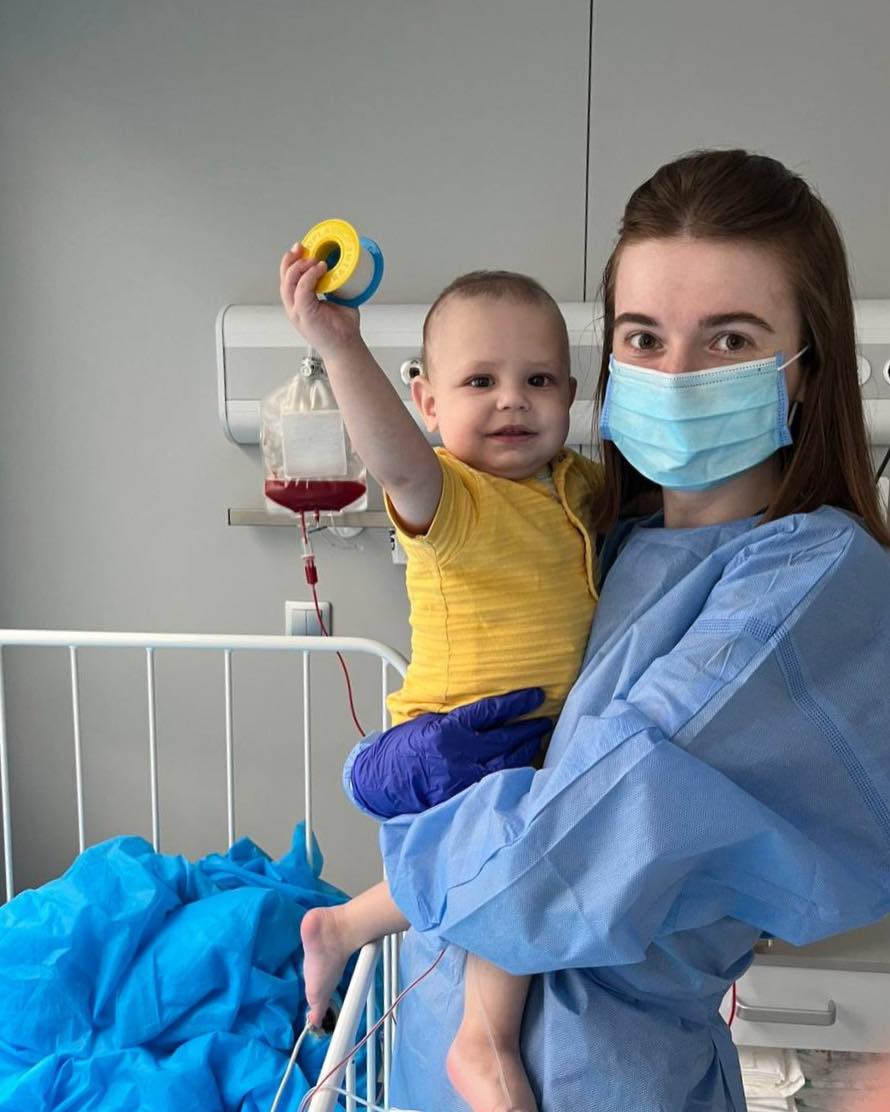 1,5-річний малюк з Київщини отримав кровотворні клітини від донора з Німеччини
Давид з перших місяців життя почав боротися з рідкісним і складним діагнозом — аутоімунним полігланд...