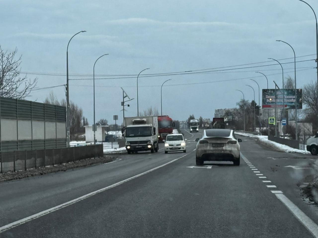 Дороги на Київщині обробляють протиожеледними сумішами та чистять від снігу 169 одиниць техніки