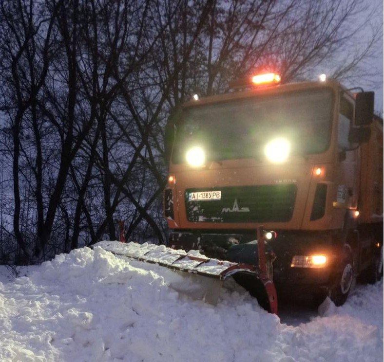 Дороги на Київщині обробляють протиожеледними сумішами та чистять від снігу 215 одиниць техніки