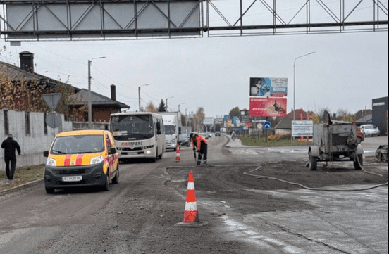 Довгобуд дороги між Крюківщиною та Гатним зрушив із місця (ФОТО)
