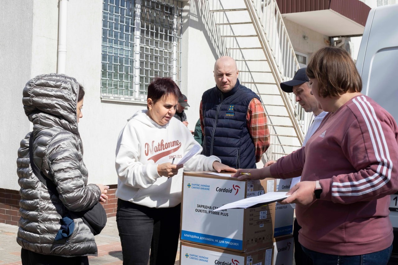 У Глевасі передали зарядні станції родинам ВПО за підтримки міжнародних партнерів