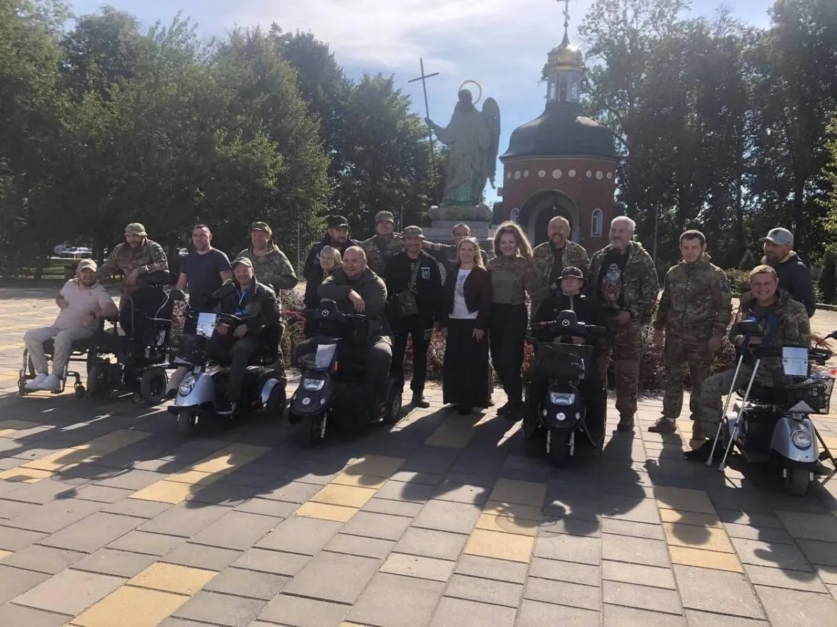 У Бородянці військовим передали електричні пермобілі для пересування