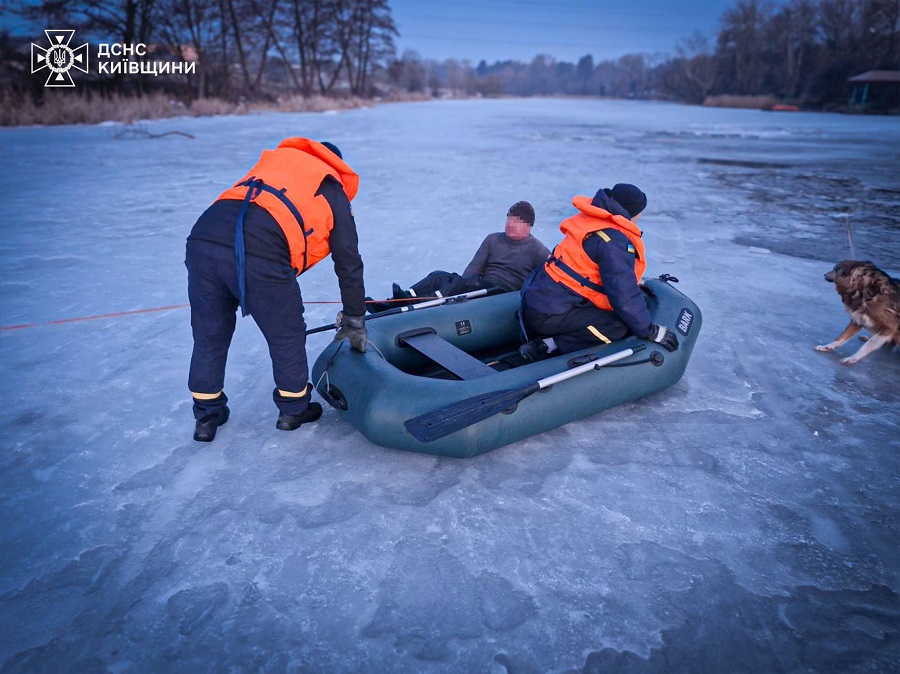 У Білій Церкві рятувальники витягли з крижаної води чоловіка та собаку