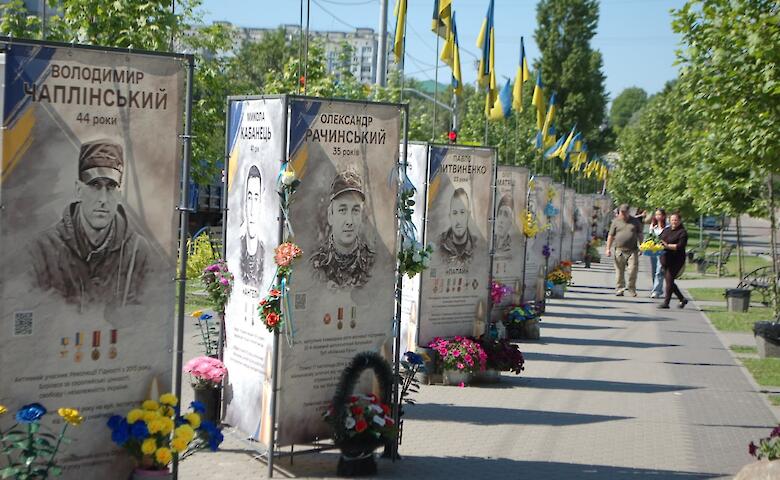 В Обухові підлітки танцювали під російську музику на Алеї Слави