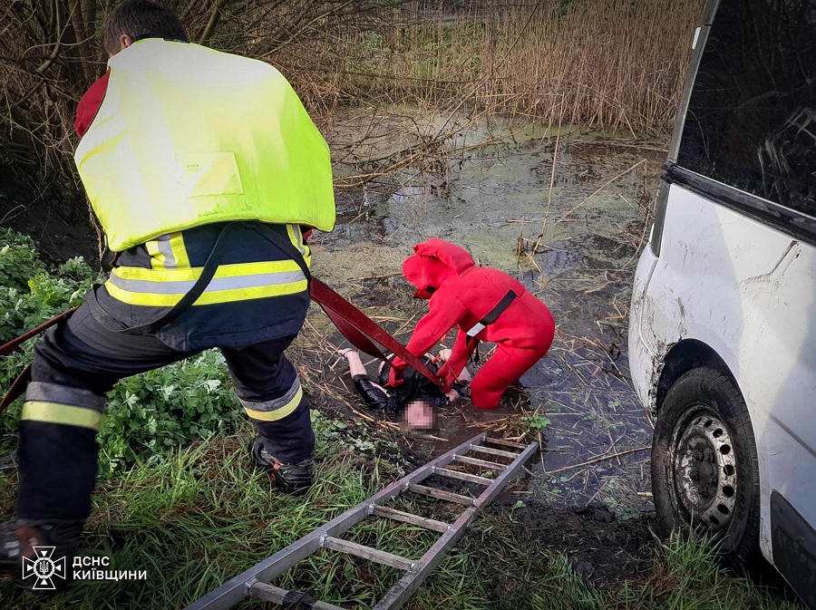 У Березані рятувальники дістали з водойми тіло жінки