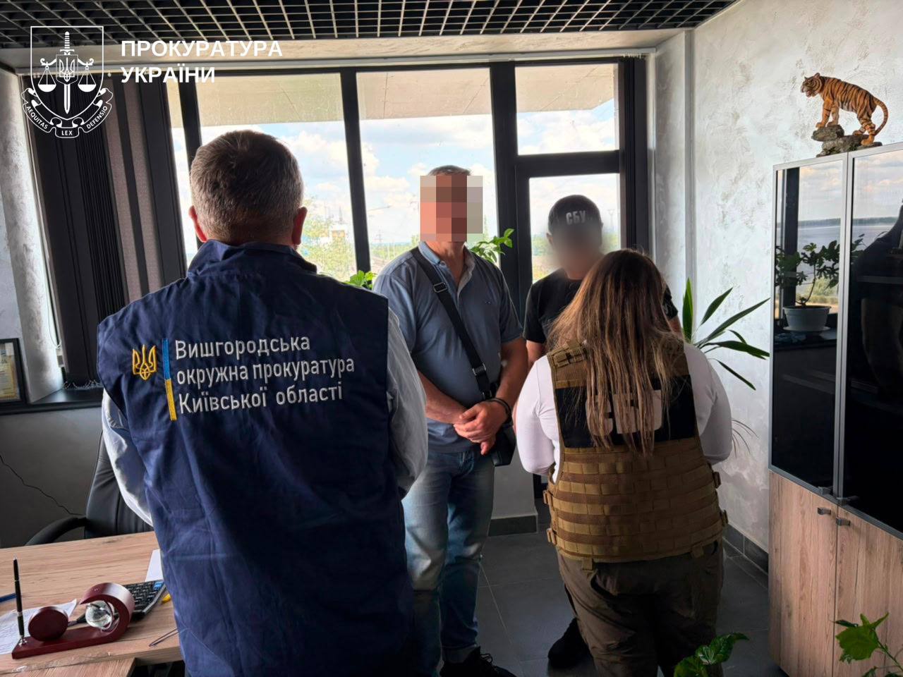 На Київщині посадовця підозрюють у вимаганні грошей з працівників за бронювання