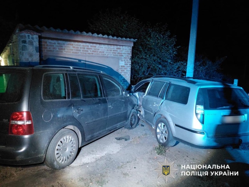У Богуславі водій напідпитку врізався у припаркований автомобіль