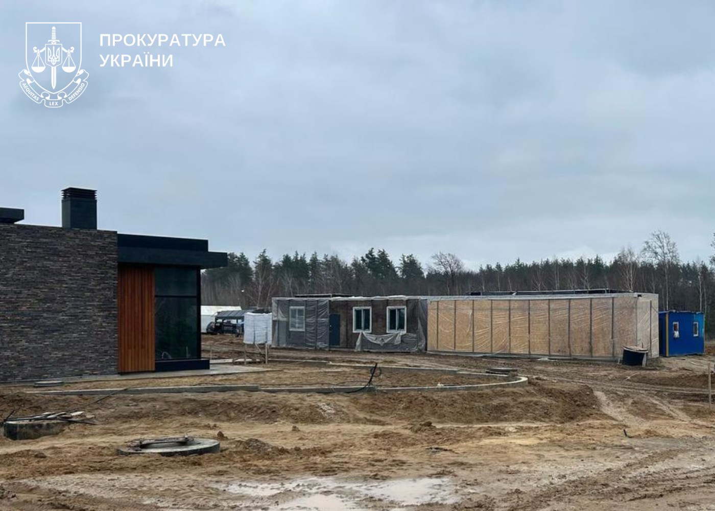 Замість 10 модульних будинків під Києвом збудували лише три