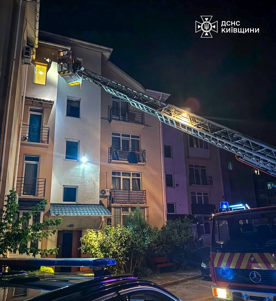У Гостомелі рятувальники допомогли потрапити до квартири, де зачинилася дитина