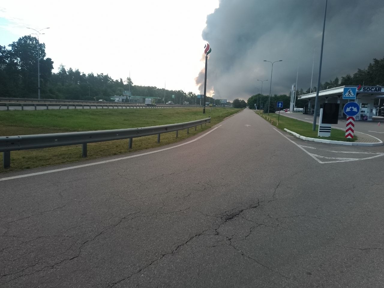 Після ракетних атак біля Борисполя жахлива пожежа: горять складські приміщення (ФОТО)