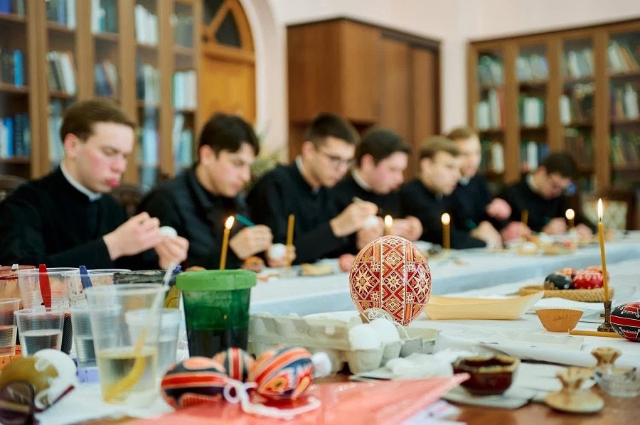 У Вишгороді провели майстер-клас із писанкарства для студентів