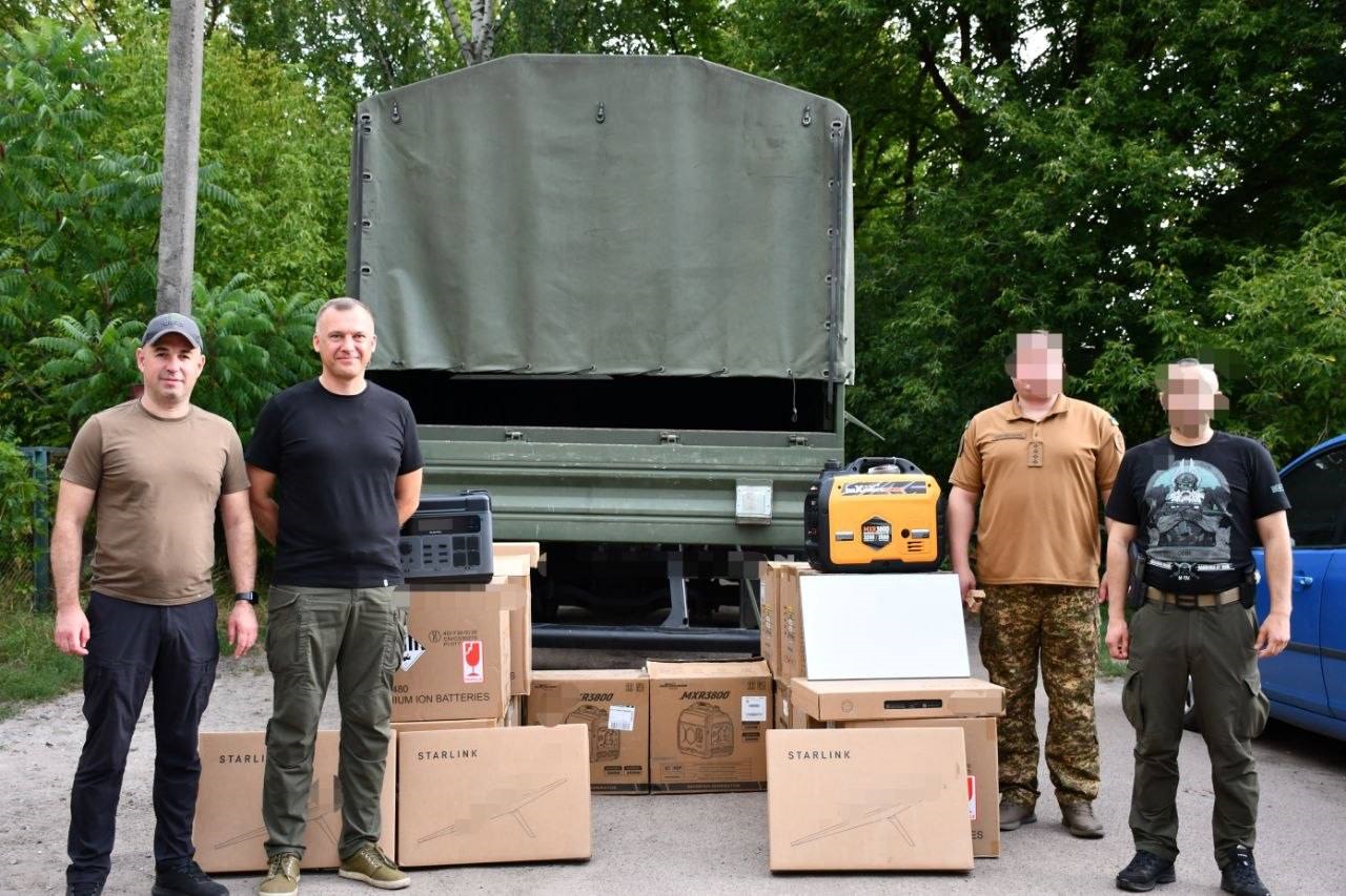 Макарівська громада передала військовим генератори, зарядні станції та Starlink