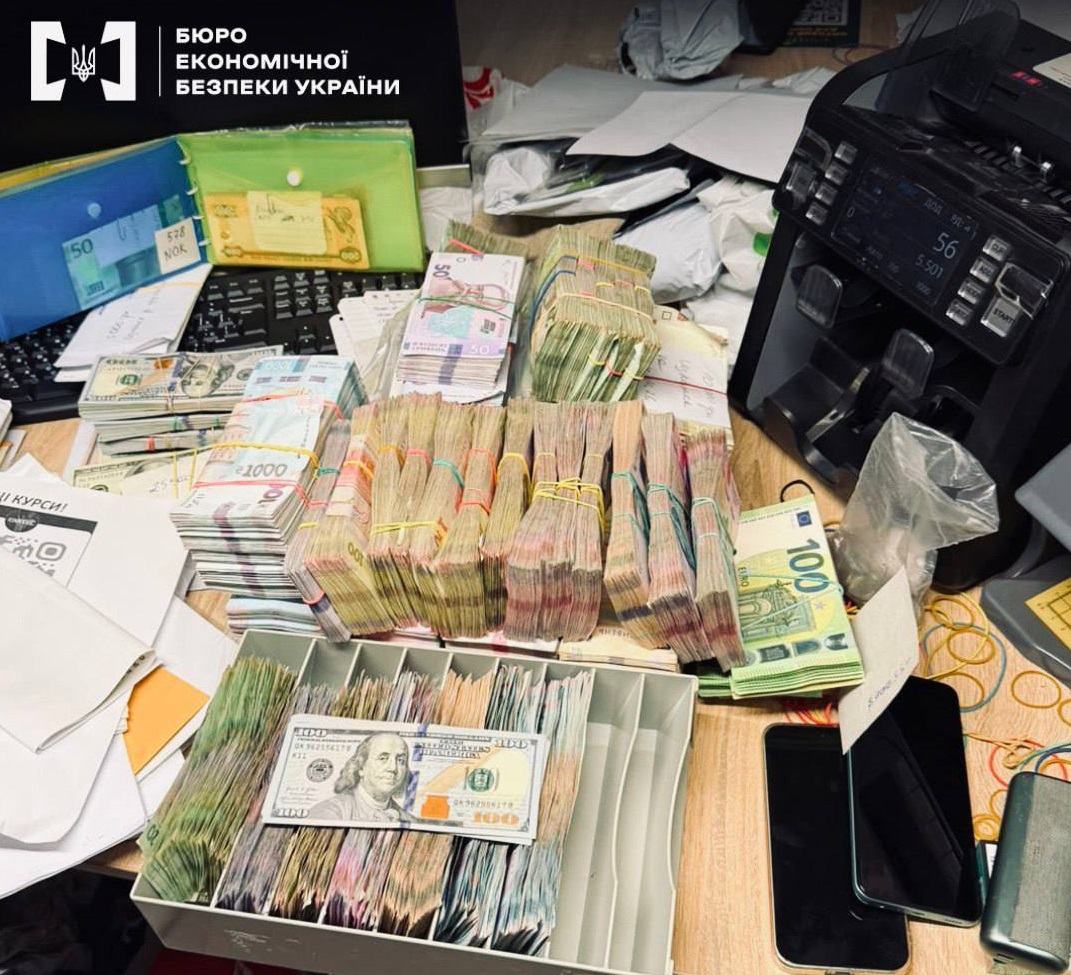 На Київщині БЕБ викрило масштабний конвертаційний центр, пов’язаний з агросферою