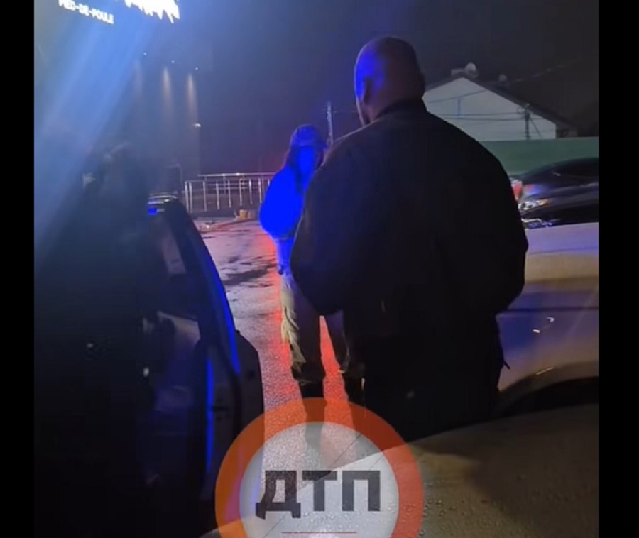 У Бучі чоловік припаркувався на місцях для людей з інвалідністю та посварився з поліцією