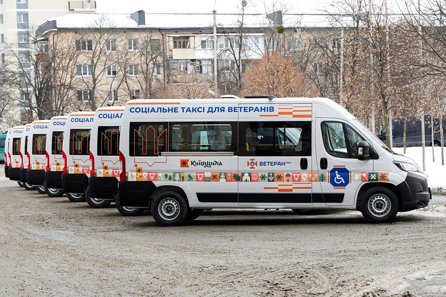 Громади Київщини отримали ще вісім інклюзивних авто для ветеранських просторів