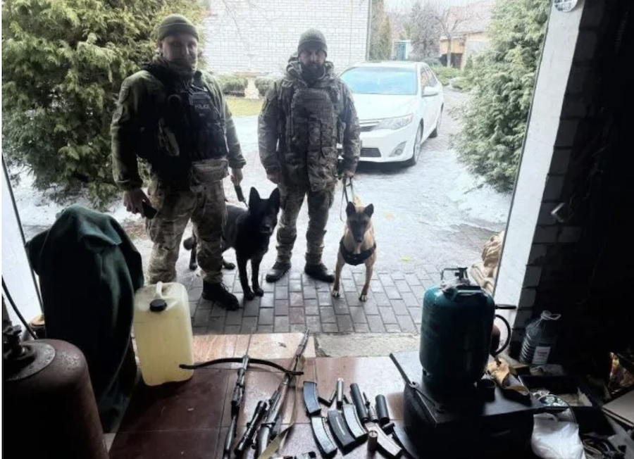 На Київщині кінологи допомогли виявити незаконну зброю та боєприпаси