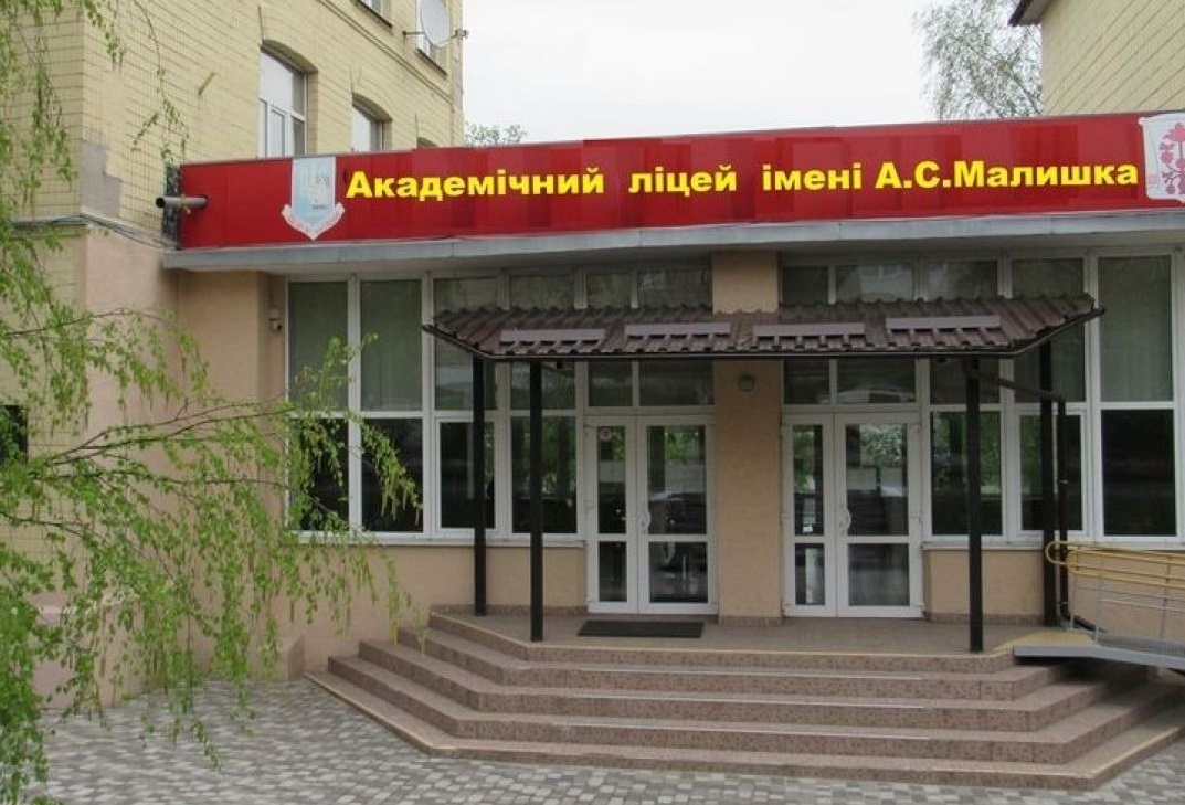 Фірма з Українки без аукціону отримала підряд на ремонт вбиралень ліцею в Обухові