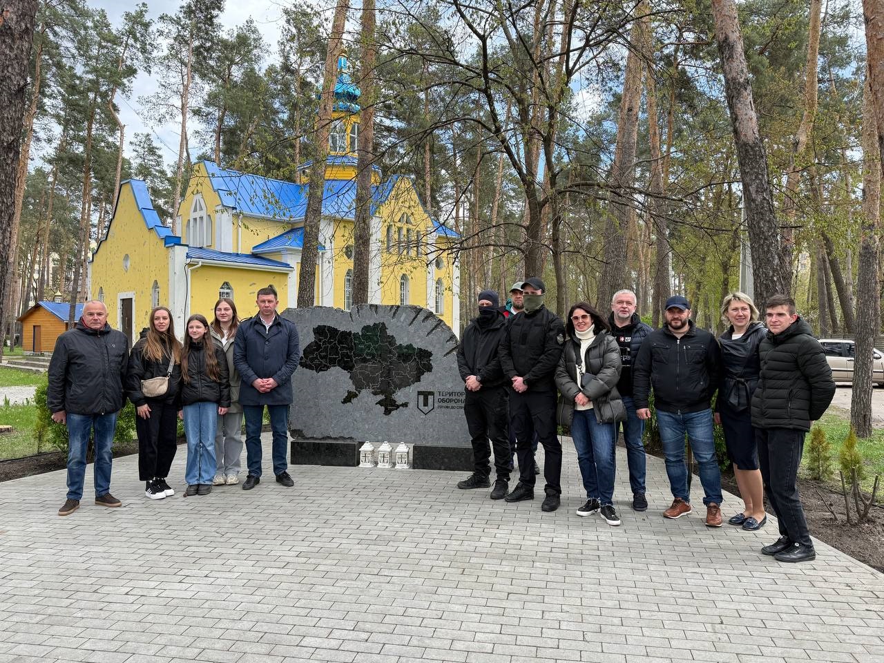 Понад 40 туй висадили в Ірпені на честь захисників, які обороняли місто у 2022 році (ФОТО)